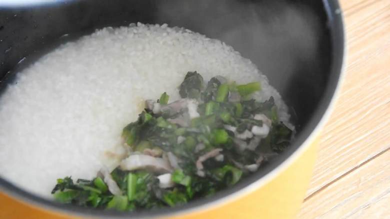 满屋飘香的菜饭，每一口都是儿时记忆中的味道,依次将大米、咸肉莴笋叶放入电饭锅内胆。