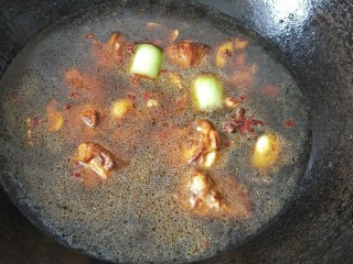 咖喱土豆鸡块,加水沫过鸡块煮十分钟左右