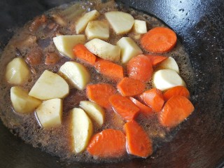 咖喱土豆鸡块,然后放入土豆和胡萝卜继续煮十分钟