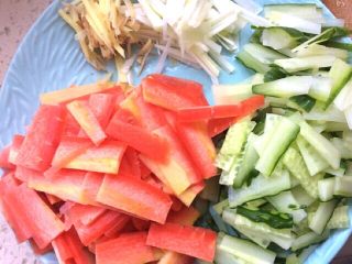 自制空心面（饺子皮版）,胡萝卜，黄瓜切薄片，葱姜切丝