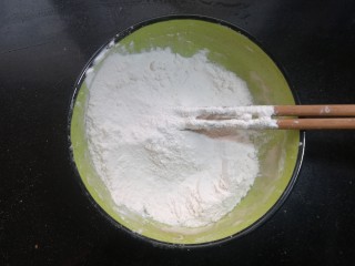 香酥西葫芦,中筋面粉放入稍大的碗里，加入少许盐调味。