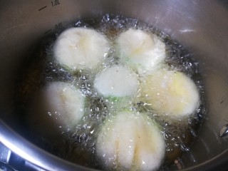 香酥西葫芦,如果有油少的话，一面焦黄后翻面再煎。要保持油温稍高的状态，以保证很快能把表面炸焦黄。