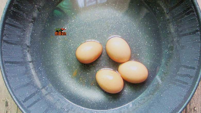 高蛋白减肥便当,冷水放鸡蛋一起煮开，关火焖约4-5分钟，捞出鸡蛋放凉水里降温