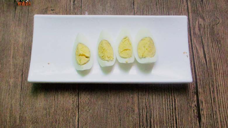 高蛋白减肥便当,鸡蛋煮好剥壳切块待用