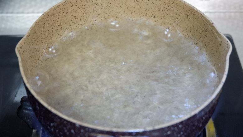 椒盐土豆杏鲍菇,锅中烧开水。