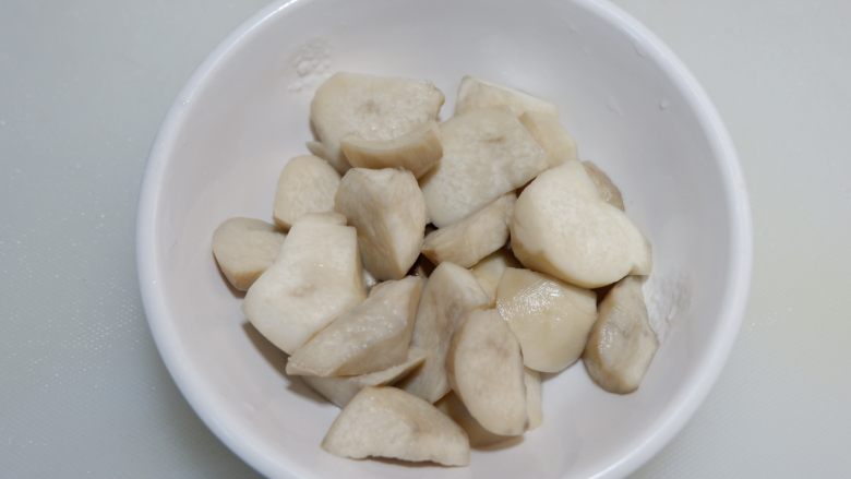 椒盐土豆杏鲍菇,捞出攥干水分。