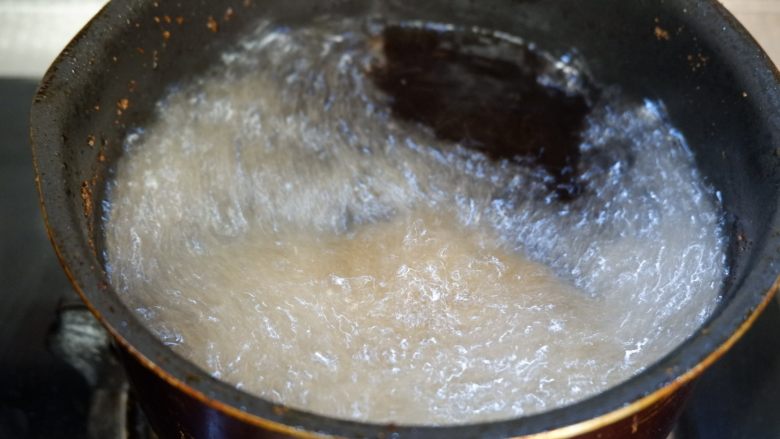 椒盐土豆杏鲍菇,锅中放入油，先将土豆下入过油
