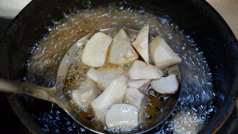 椒盐土豆杏鲍菇,炸制一会，下入杏鲍菇，将两者一起炸制金黄酥脆。