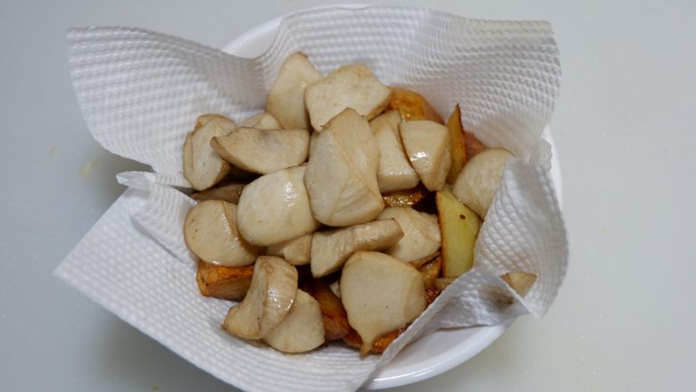 椒盐土豆杏鲍菇,捞出，用吸油纸吸走多余油份。