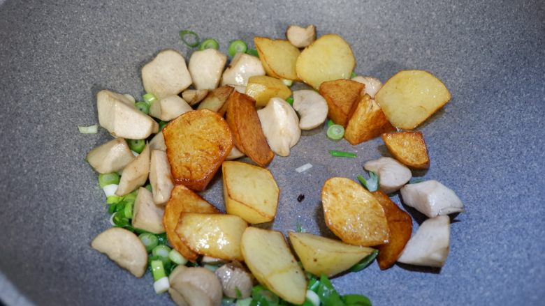 椒盐土豆杏鲍菇,然后加入土豆和杏鲍菇