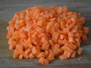 三色炒豌豆,胡萝卜洗净去皮，切小丁。