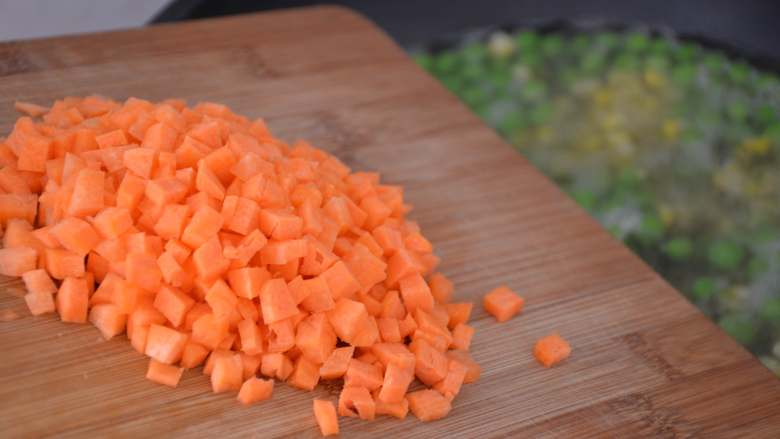 三色炒豌豆,最后倒入胡萝卜丁。