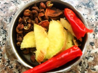 香椿拌金豆,准备煮黄豆的调料花椒、大料、姜、红辣椒