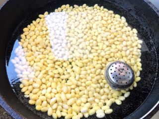 香椿拌金豆,锅中倒入清水刚刚没过黄豆即可放入调料盒和少许盐大火煮熟