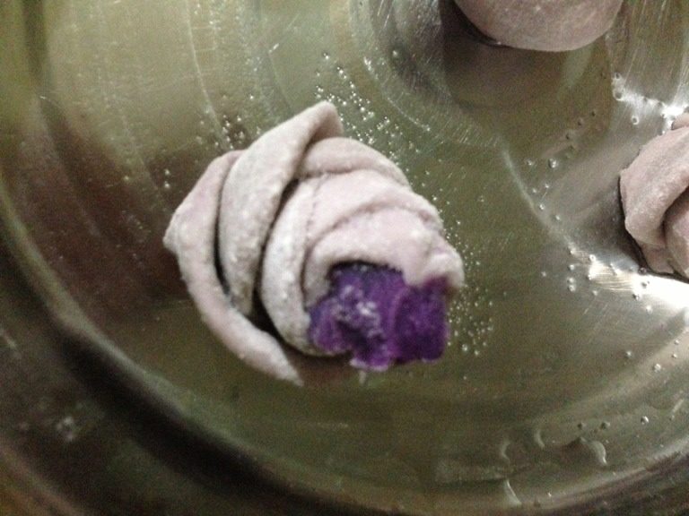 紫薯花卷,在屉上抹一层油防粘，将花卷在屉上静置十分钟；