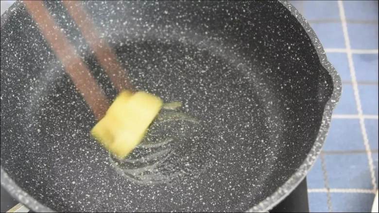 用咖喱做菜，即使是厨房小白，也能秒变大厨,慢火融化黄油。