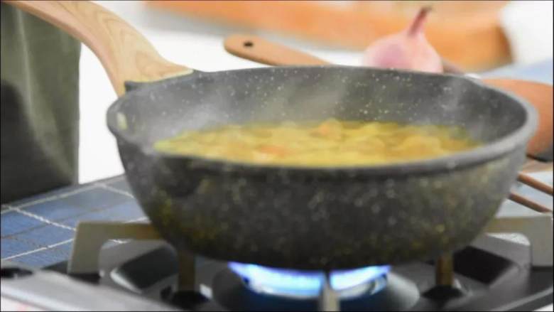 用咖喱做菜，即使是厨房小白，也能秒变大厨,倒入1勺盐、1勺糖，大火收汁即可。