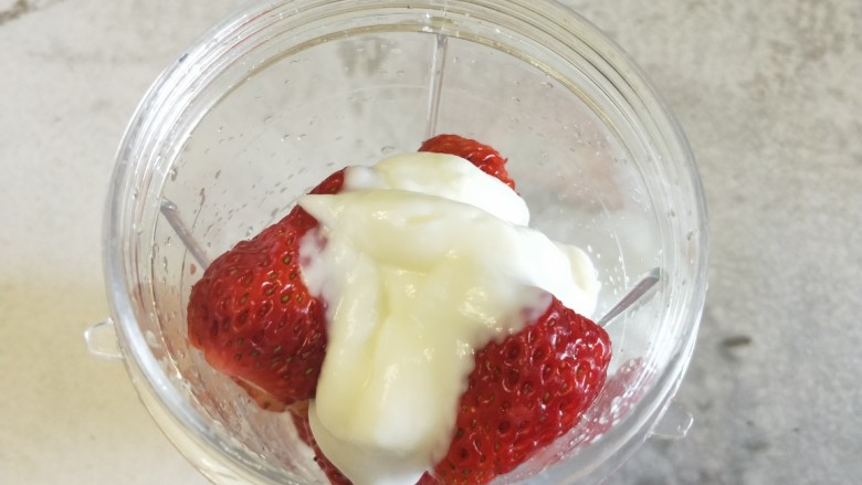 草莓奶昔,倒入适量酸奶