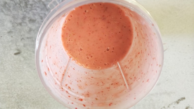 草莓奶昔,用搅拌机搅打至糊状