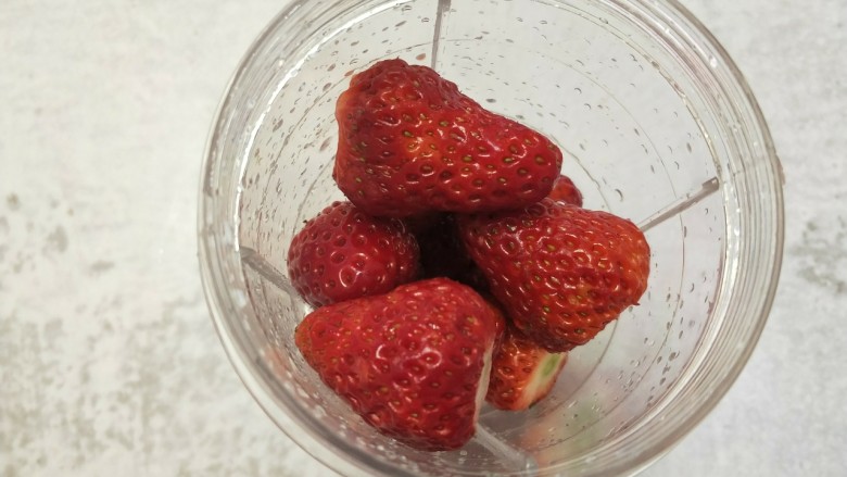 草莓奶昔,将草莓放入搅拌机