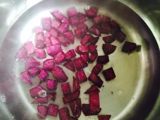 酒酿紫薯羹,汤锅中加入500ml的饮用水烧开，倒入紫薯