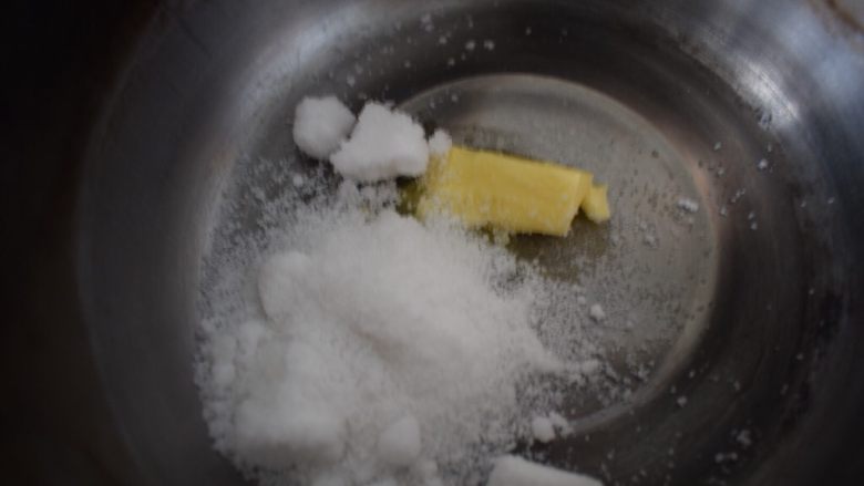 小苹果派,准备一个小锅，放入5克黄油，放入糖粉20克。