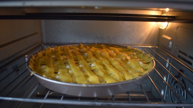 小苹果派,烤箱提前预热，把苹果派放入烤箱，中层，上火180度，下火100度，时间35分钟烘烤。烤制过程中可取出一次再刷蛋液。