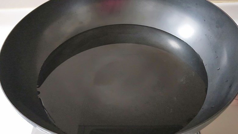 盐水白灼虾,锅中放入半锅水烧开。