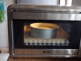 八寸戚风蛋糕,放入已经提前预热到上火120度，下火140度的东菱K40C烤箱下层，烘烤60分钟左右（这里必须说明一下，烤箱预热的时间一般要10分钟以上，所以在你准备好所有材料就要开始预热烤箱了。每家烤箱脾气不同，温度仅供参考）