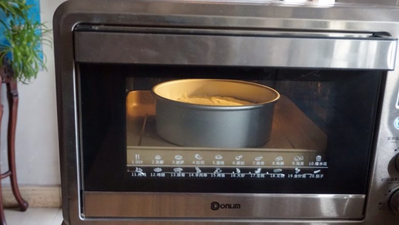 八寸戚风蛋糕,放入已经提前预热到上火120度，下火140度的东菱K40C烤箱下层，烘烤60分钟左右（这里必须说明一下，烤箱预热的时间一般要10分钟以上，所以在你准备好所有材料就要开始预热烤箱了。每家烤箱脾气不同，温度仅供参考）