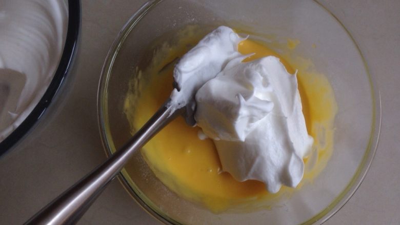 八寸戚风蛋糕,
将1/3打发好的蛋白霜放入蛋黄糊里，用刮刀从底部向上翻拌兼切拌均匀。