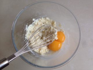 八寸戚风蛋糕,用蛋抽划Z字型拌好不见干粉可以了，将2个蛋黄倒入。