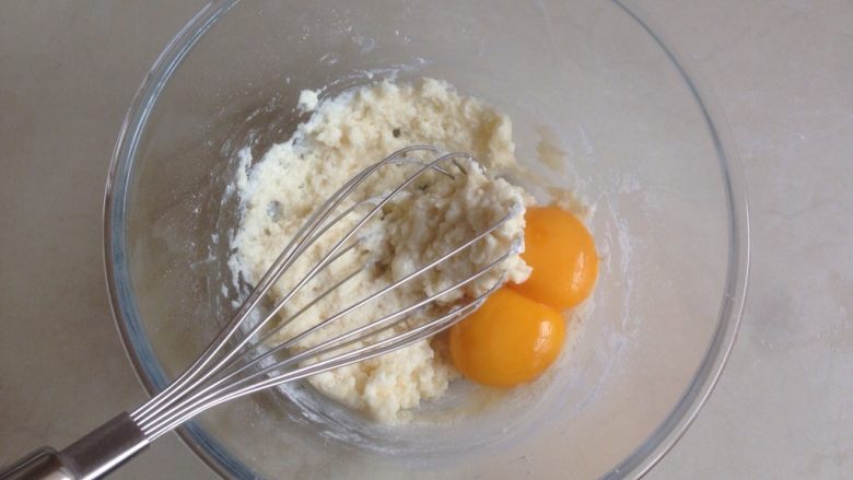 八寸戚风蛋糕,用蛋抽划Z字型拌好不见干粉可以了，将2个蛋黄倒入。