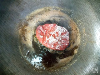 法式红酒牛排,将腌好的牛排放入锅中煎一分钟翻面，
