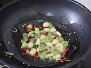 西葫芦炒海米,锅内放少量花生油，油五成热时，下葱、蒜、辣椒炒香。