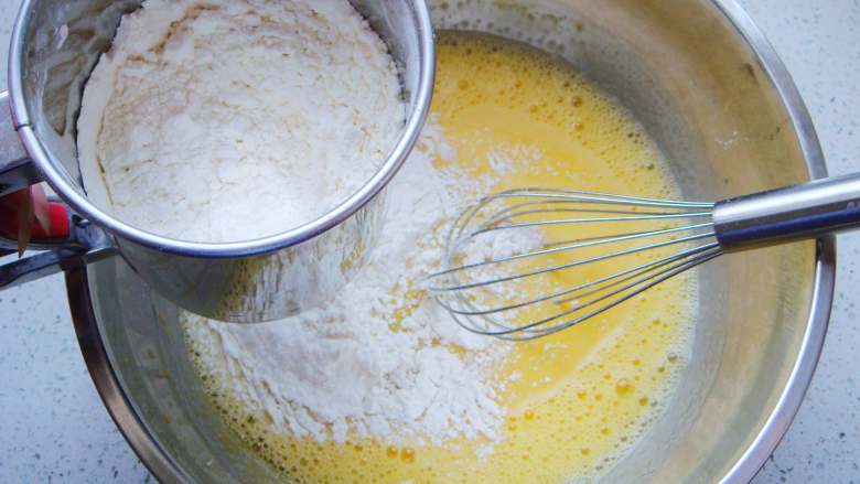 10寸戚风蛋糕,继续搅拌均匀筛入面粉。