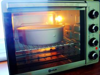 10寸戚风蛋糕,烤箱提前预热：放入中下层，上下130度，烤75分钟。最后的20分钟调高温度165度上色。