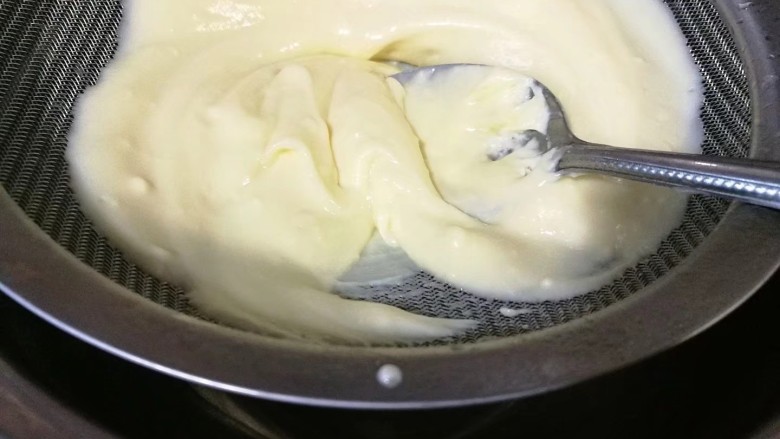 树莓奶酪慕斯,将奶油奶酪和奶油吉利丁液过筛