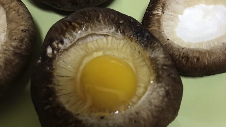 清蒸香菇鹌鹑蛋,一个鹌鹑蛋对应一个香菇