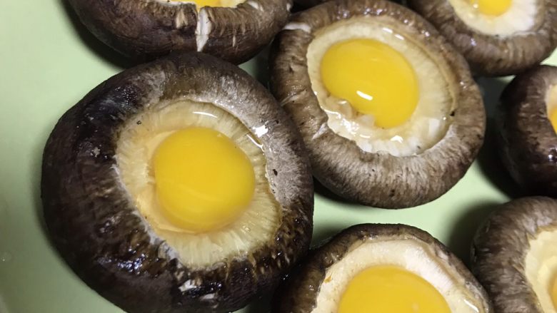 清蒸香菇鹌鹑蛋,新手可以把鹌鹑蛋打在碗里，再用勺子帮助倒入香菇中