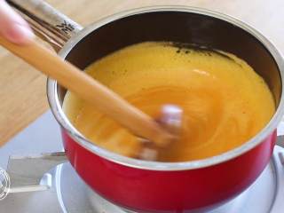 玉米胡萝卜羹,倒入小奶锅，小火煮开，倒入碗里