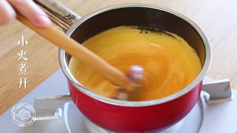 玉米胡萝卜羹,倒入小奶锅，小火煮开，倒入碗里