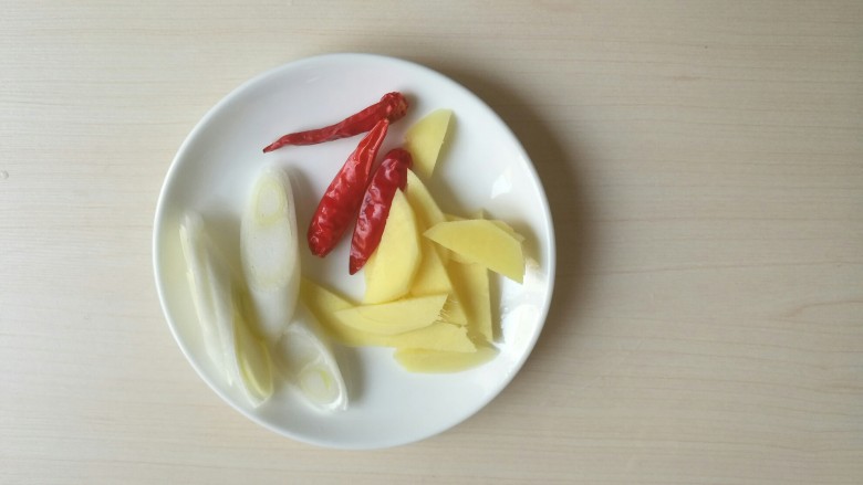 家常黄焖鸡,生姜和大葱切片，喜欢吃辣的可以放几个小米椒。