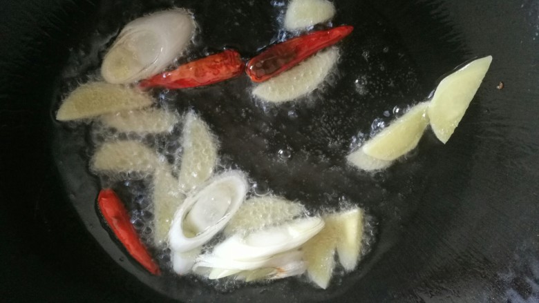 家常黄焖鸡,
炒锅油热后，放入葱、姜、辣椒炒香。
