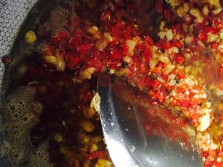 鱼香茄饼,锅中余油放入泡辣椒、泡姜、花椒炒出香味