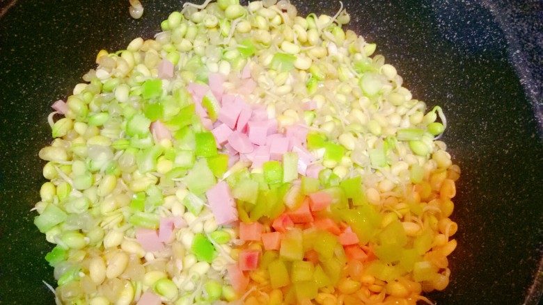 火腿青椒炒黄豆,汤汁快收干时放入青椒粒和火腿丁。