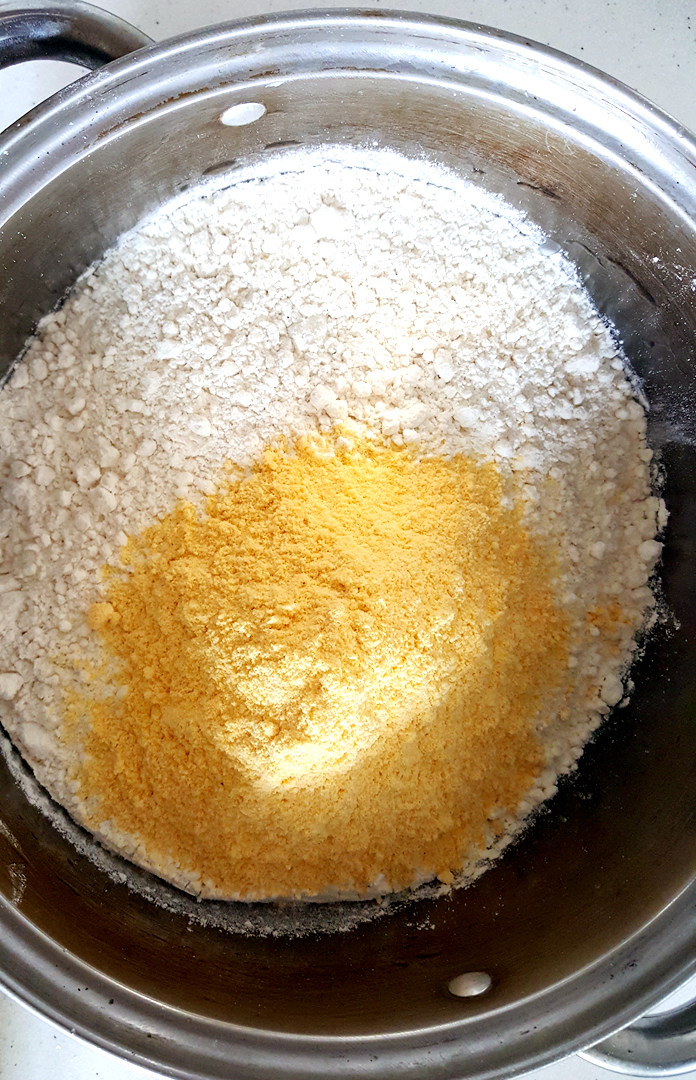 ~奶香玉米花卷,取五分之一玉米粉加入面粉中，混合，加酵母。