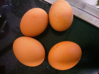 西红柿炒鸡蛋,鸡蛋准备好备用