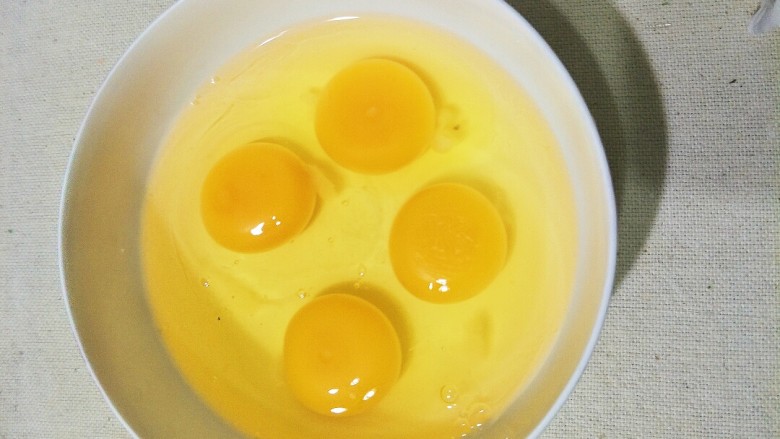 西红柿炒鸡蛋,鸡蛋打入碗里