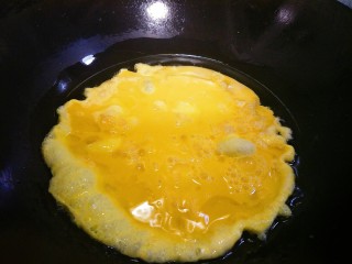 西红柿炒鸡蛋,锅里放入油，油温热后倒入鸡蛋